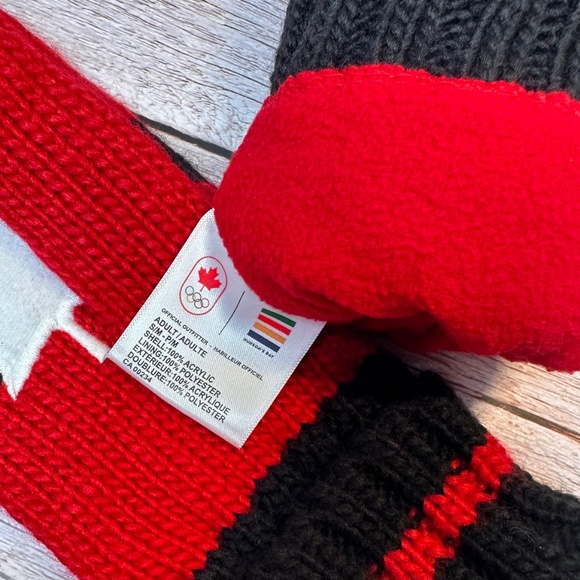 🇨🇦 NWT Hudson’s Bay x Team Canada Red Mittens (S/M) – Olympic Edition - Picture 6 of 8